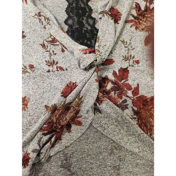 Maurices 2x Floral Twist Back V Neck Tee (R) - Picture 7 of 8